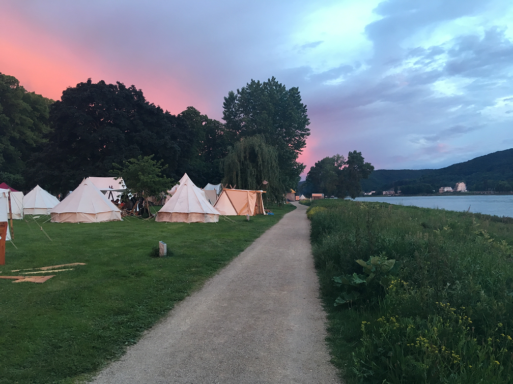 Abendröte über dem Lagerplatz