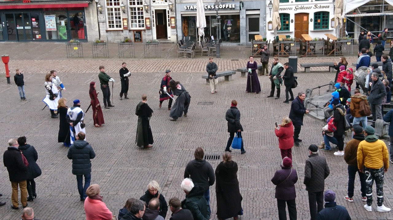 Schwertkampfübungen auf dem Marktplatz