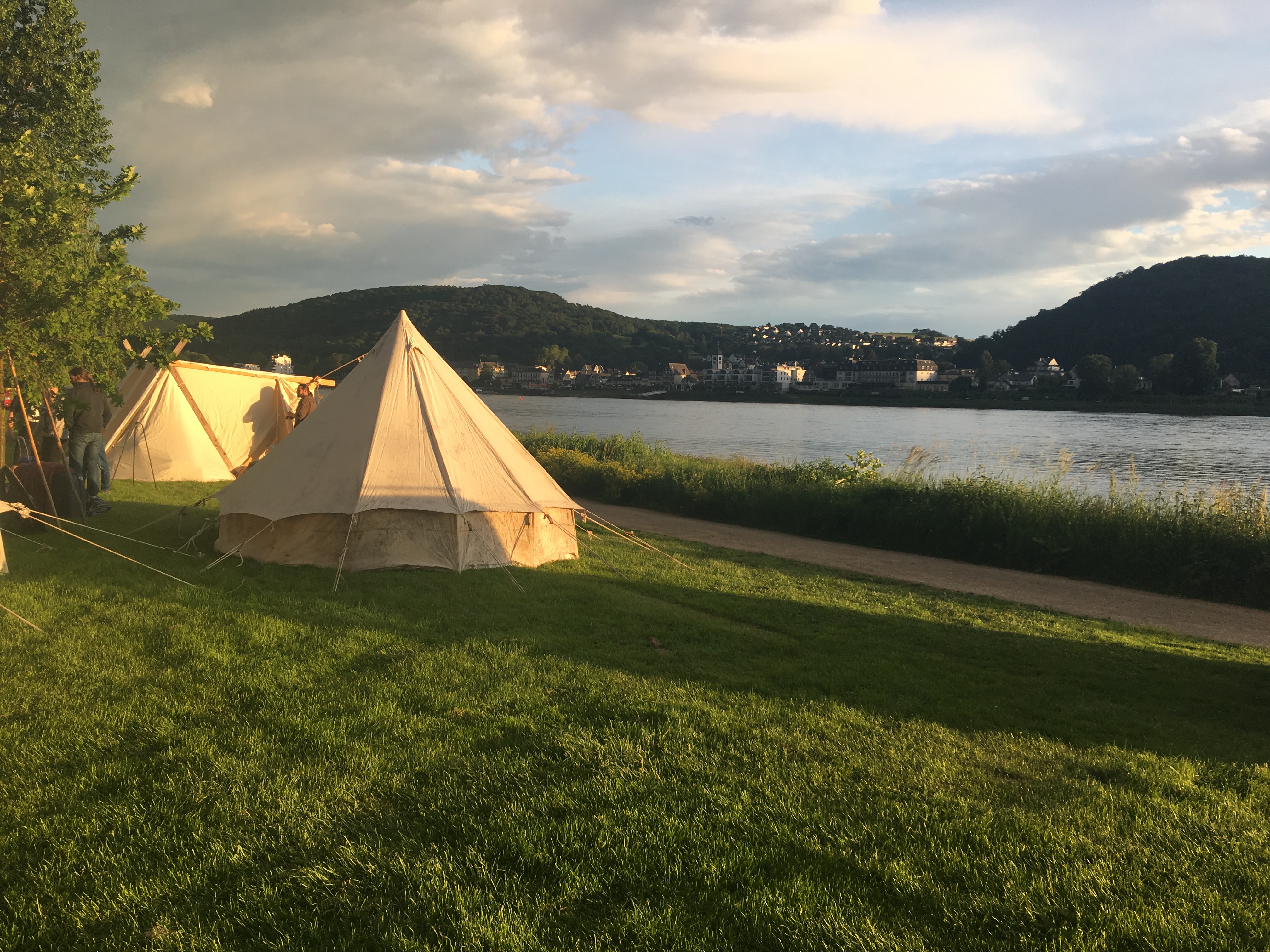 Lagerplatz am Rhein
