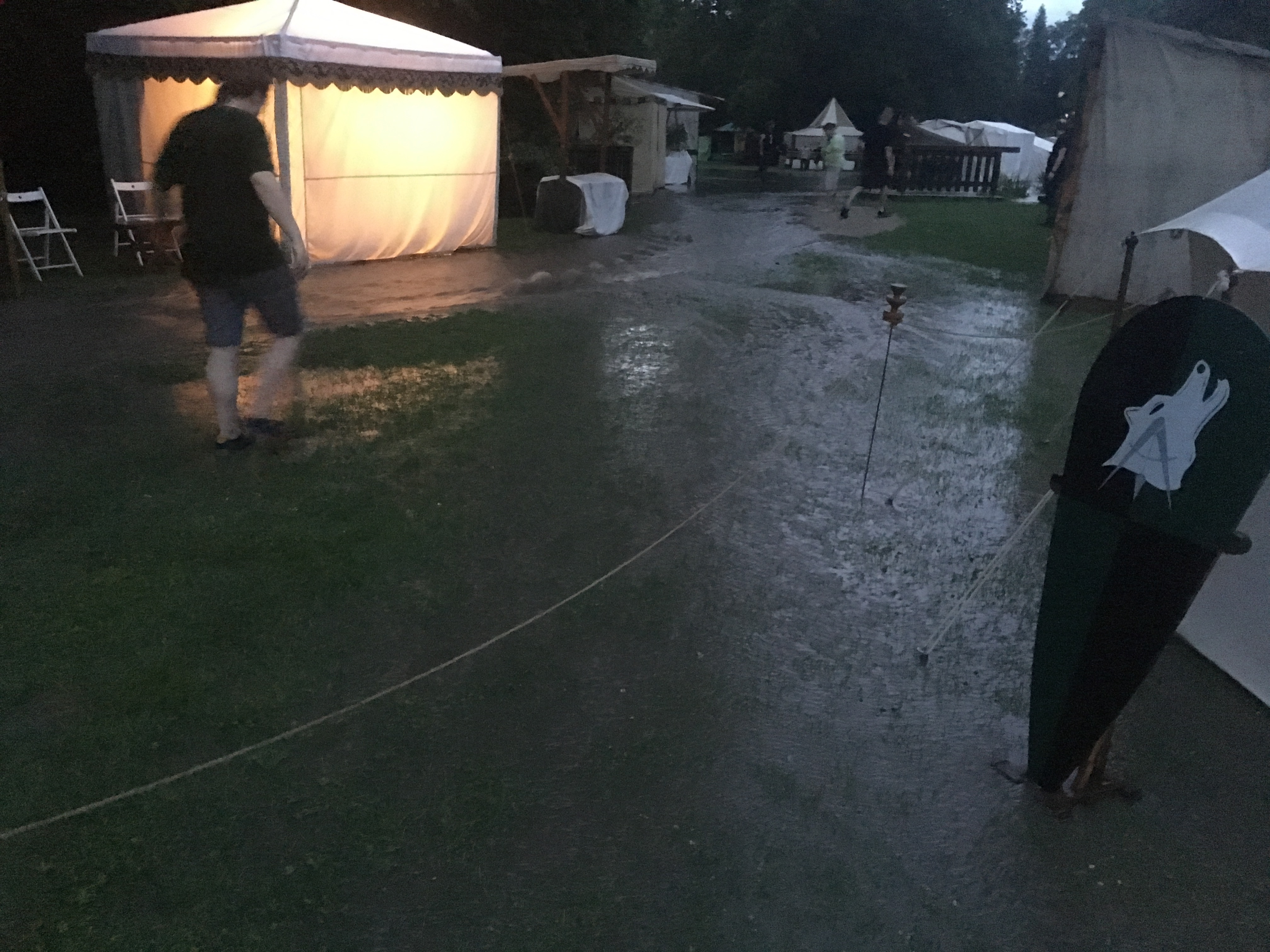 Ein reißender Fluss durchquert das Lager